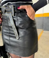 SHORTS SAIA COURO PU PRETA COM CINTO  (TAMANHO G MANEQUIM 42)