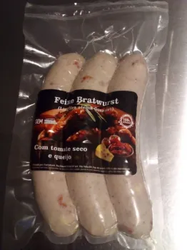 Bratwurst mit Tomate und Käse