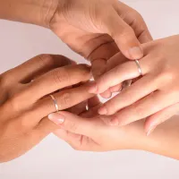 COMBO PAR DE ALIANÇAS TRADICIONAIS + ANEL APARADOR - CAL200 - Foto 2