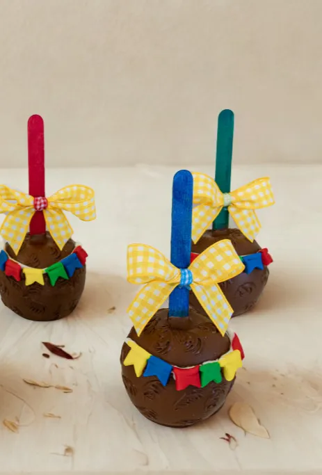 Maçã do Amor de Chocolate com Tema Junino Imagem