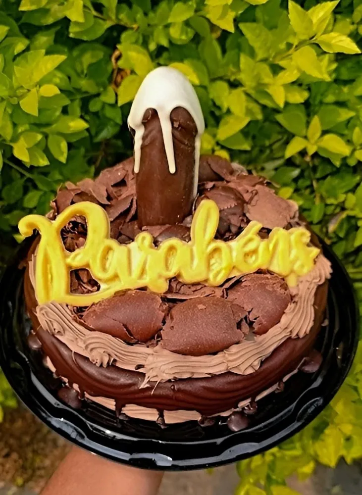 Bolo Erótico com Placa Parabéns com Pênis Recheado   Imagem