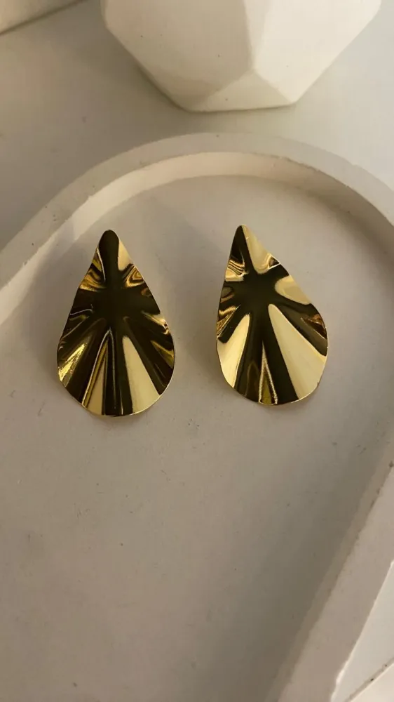 Brinco Gota Dourado Texturizado - Banhado Ouro 18k