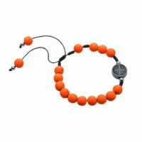 Pulseira de São Bento com conta laranja emborrachada