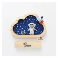 Cópia de Astronauta + Planeta Terra + Foguete - Nuvem P - Porta Maternidade