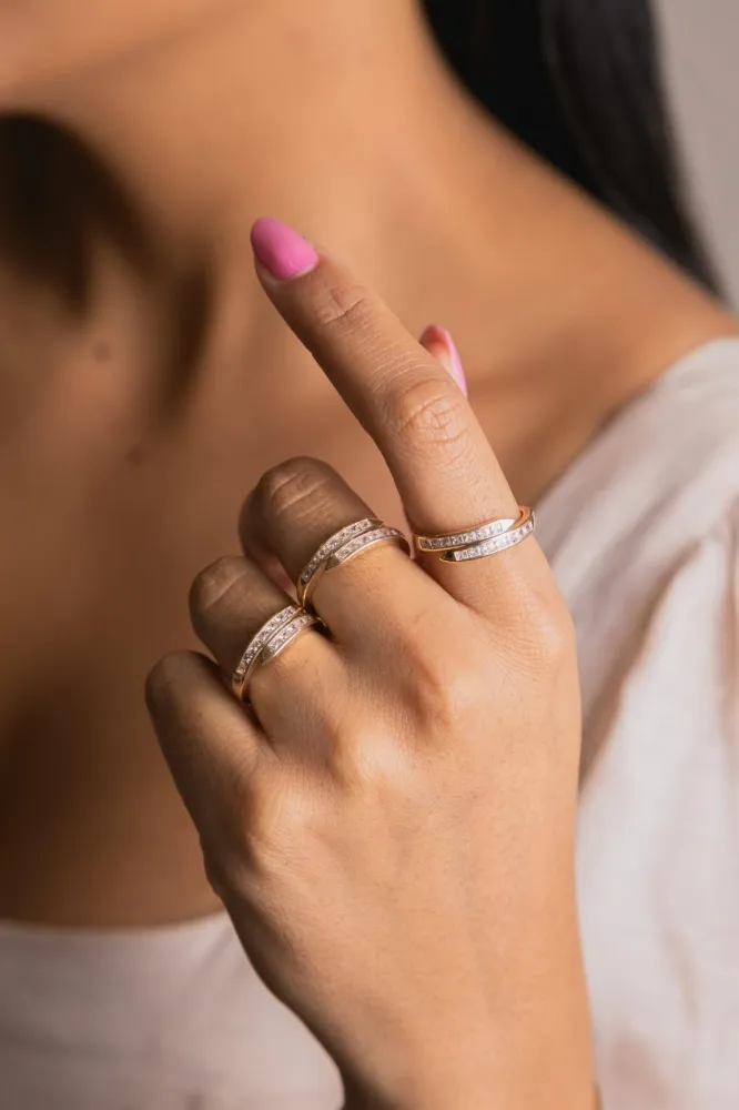 ANEL PREGO CRAVEJADO COM ZIRCÔNIAS, BANHADO A OURO 18k