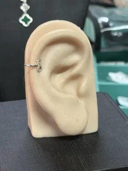 Piercing Fake com infinito de zircônias