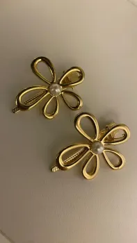 Par de Presilhas Flor Dourada