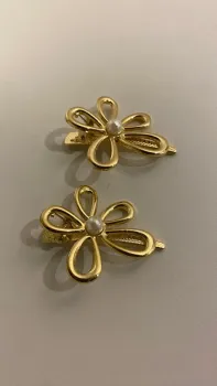 Par de Presilhas Flor Dourada - Foto 2